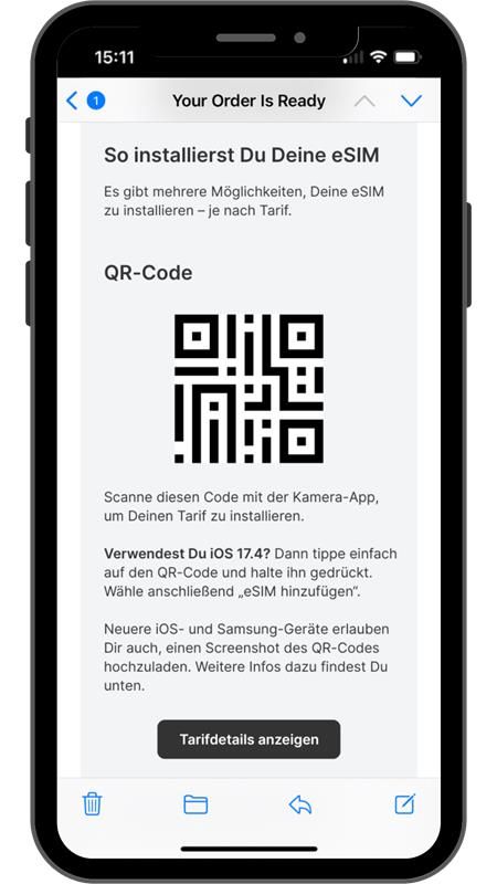 Ein iPhone-Bildschirm zeigt eine E-Mail mit dem Titel „Ihre Bestellung ist fertig“ und Anweisungen zur Installation einer eSIM. Der Abschnitt „So installieren Sie“ erklärt, dass es mehrere Möglichkeiten zur Installation der eSIM gibt. In der Mitte wird ein QR-Code angezeigt. Die Anleitung empfiehlt, ihn mit der Kamera-App zu scannen oder ihn unter iOS 17.4 durch Antippen und Halten zu berühren, um „eSIM hinzufügen“ auszuwählen. Außerdem wird darauf hingewiesen, dass neuere iOS- und Samsung-Geräte das Hochladen eines Screenshots des QR-Codes ermöglichen. Unten befindet sich ein schwarzer Button mit der Aufschrift „Tarifdetails anzeigen“.